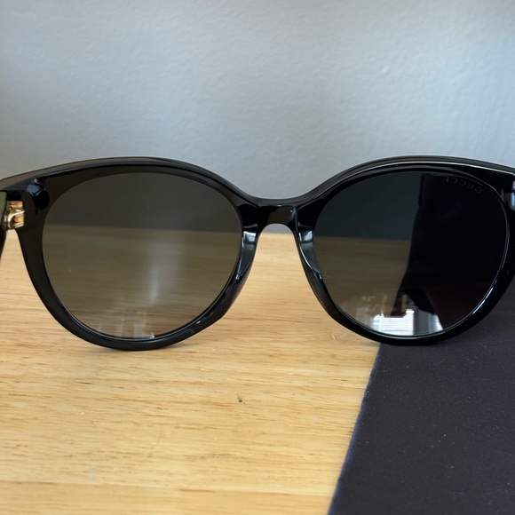 Gucci Round Tinted Sunglasses with Sherry Line on the side - Picture 5 of 10